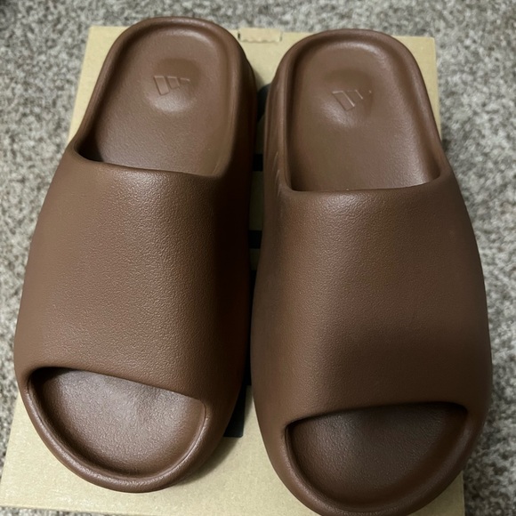 Adidas Yeezy Slide in flax - Picture 2 of 4